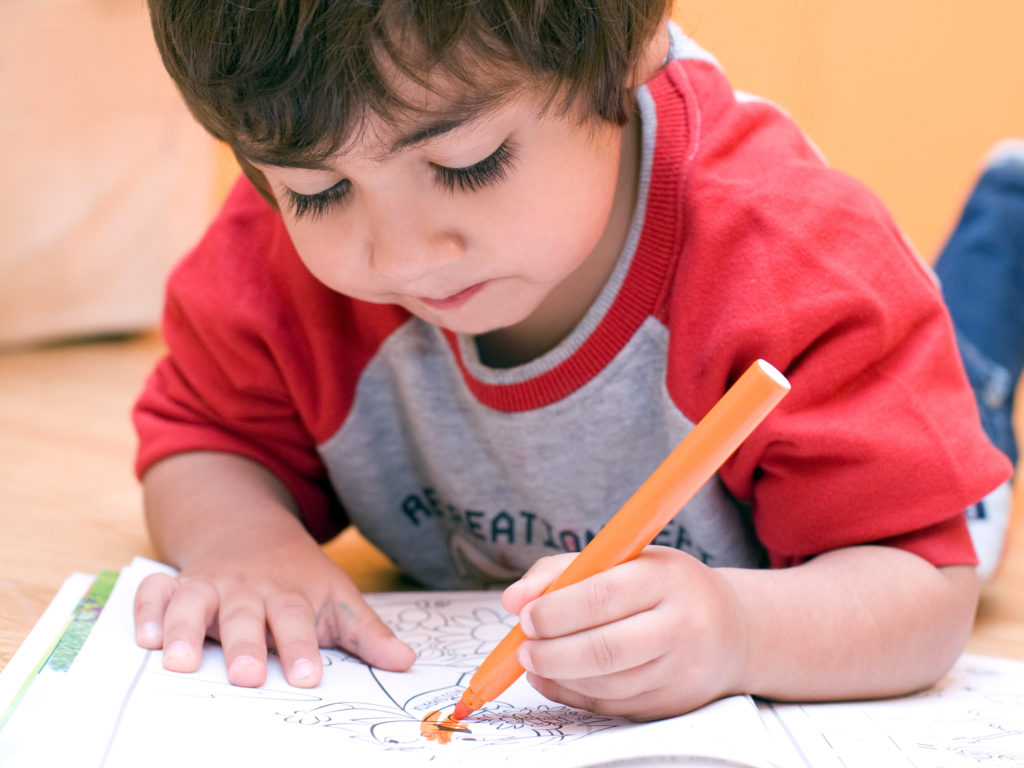 Bambino Che Colora Sul Quaderno Ouvrir La Voix bambino-che-colora-sul-quaderno-ouvrir-la-voix